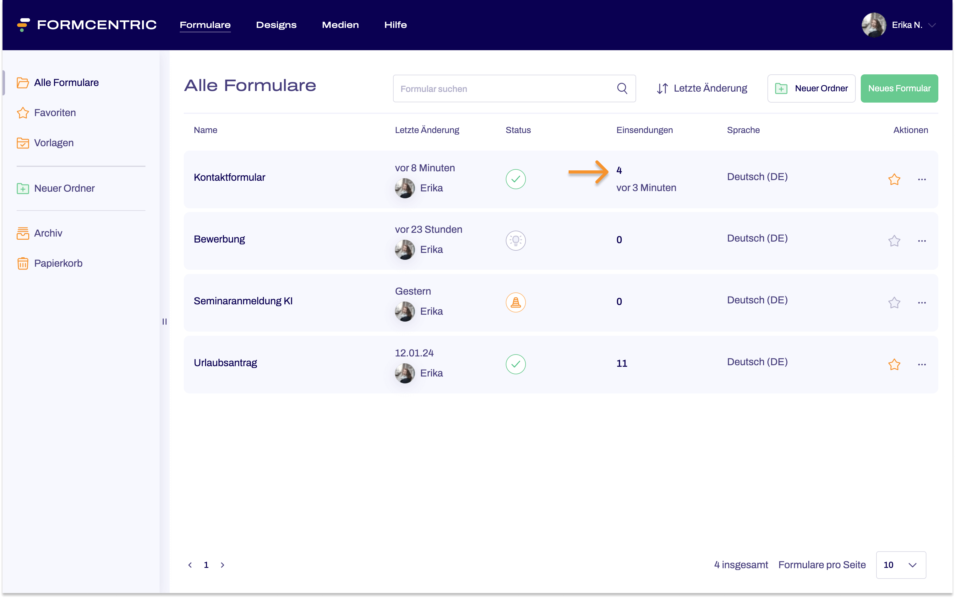 Der Bereich Formulare ist geöffnet. Es sind 4 Formulare zu sehen. Ein orangefarbener Pfeil zeigt in der Spalte Einsendungen auf die Anzahl der Einsendungen eines Formulars.
